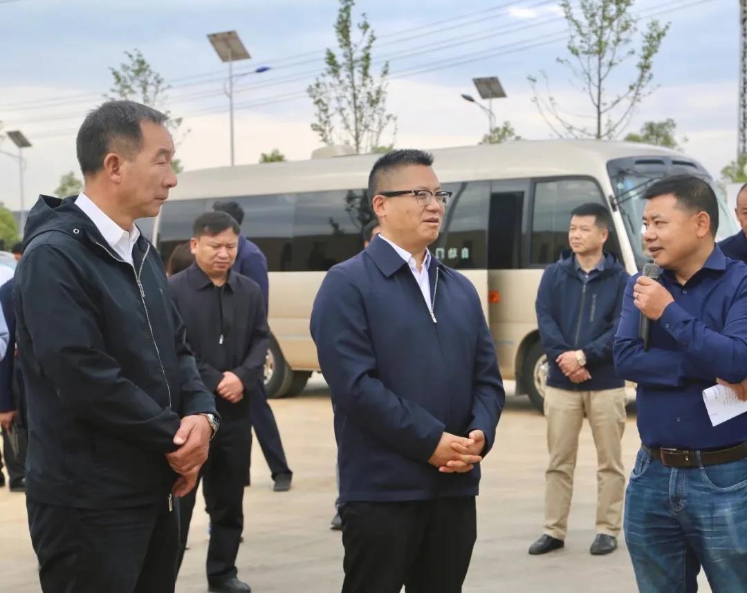 陈真永一行听取翰宇生物科技公司工业大麻生产基地项目负责人介绍情况